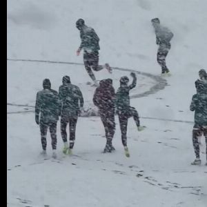 "Le Paris Saint-Germain s'offre une bataille de boules de neige pendant son entraînement sous la tempête Caetano"