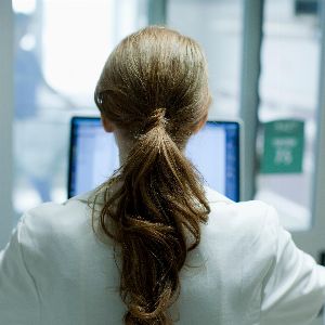 Une enquête révèle que les femmes médecins sont aussi victimes de violences sexuelles dans la profession