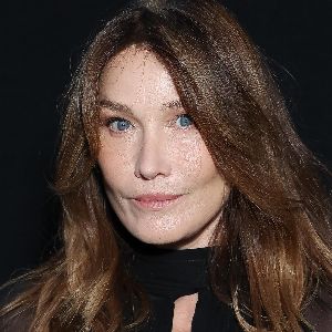 Carla Bruni-Sarkozy admet enfin avoir possédé la ligne de téléphone "43 97"