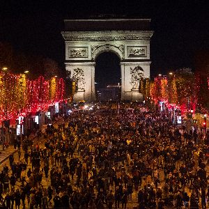 Les Champs-Élysées s'illuminent pour Noël en présence de Tony Estanguet