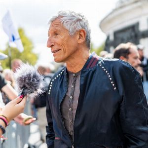 Nagui appelle Philippe Corti en direct pour régler une querelle sur l'émission culte "Intervilles"