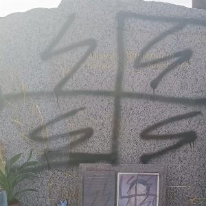 Profanation de tombes tsiganes en Isère : des tags nazis découverts, plusieurs plaintes déposées