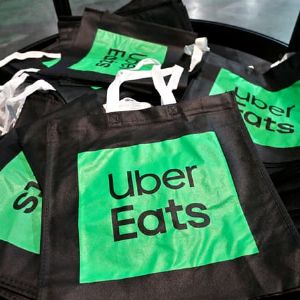 Deux individus soupçonnés d'avoir arnaqué Uber Eats de 2,4 millions d'euros en proposant des repas à moitié prix