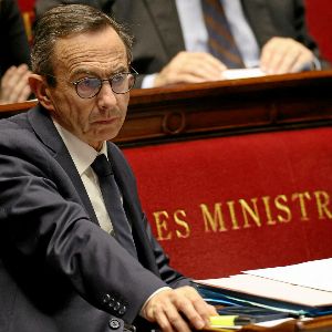 "Hollande et Retailleau réagissent à la proposition des Insoumis sur l'apologie du terrorisme"