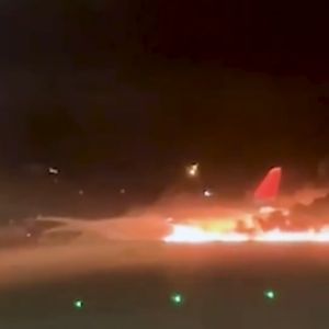 "Incendie à l'atterrissage d'un avion russe à Antalya: évacuation des passagers"