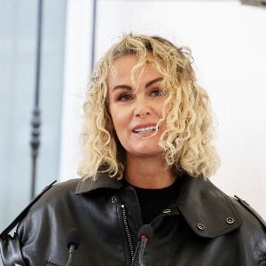 Laeticia Hallyday visée par une blague de Philippe Caverivière dans Quelle époque !