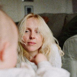 "Laura Marling : un voyage musical de la jeunesse à la maternité"