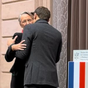 "Macron décore Élisabeth Borne à l'Élysée"