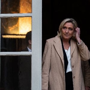 "Marine Le Pen face à un dilemme : voter une motion de censure ou rester crédible ?"