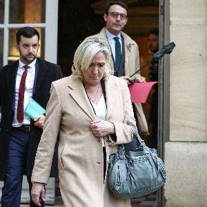 "Marine Le Pen : prête à la censure après rencontre tendue avec Michel Barnier sur le budget"