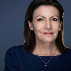 "Anne Hidalgo renonce à un troisième mandat en 2026 : réactions politiques contrastées à Paris"