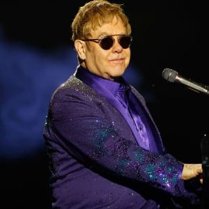 Elton John repousse son album à cause d'une infection à l'œil