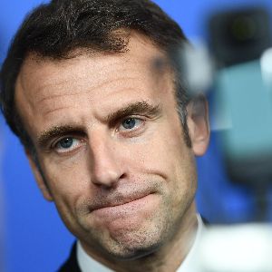 Emmanuel Macron anticipe la censure de Michel Barnier, démenti de l’Élysée