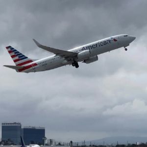 Fortes turbulences : un Boeing d'American Airlines rebrousse chemin au-dessus du Brésil après une jambe cassée en urgence