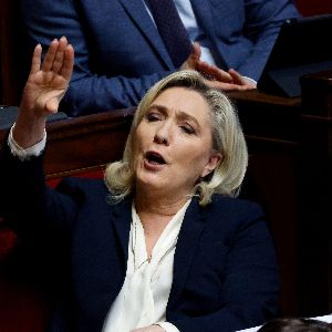 Marine Le Pen critique l'argument "gros rouge qui tache" de Bruno Retailleau face à la menace de censure