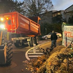 Mobilisation des agriculteurs devant le centre des finances publiques de Manosque