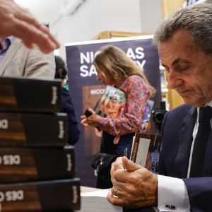 Nicolas Sarkozy interpellé sur ses propos controversés lors d'une séance de dédicaces.