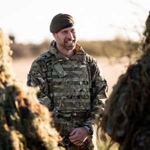 Pourquoi le Prince William a-t-il revêtu une tenue militaire avec gilet pare-balles et mitrailleuse ?