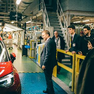 "Toyota : le ministre de l'Industrie visite l'usine de production automobile en France"