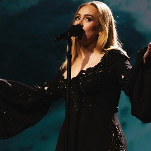 Adele propose un album collector de sa résidence à Las Vegas à prix élevé, suscitant l'indignation des fans