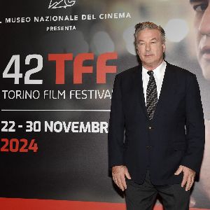 "Alec Baldwin en conflit avec la famille de la victime sur le tournage de Rust"