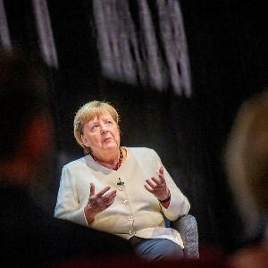 Angela Merkel attire une salle comble à Berlin pour présenter son autobiographie