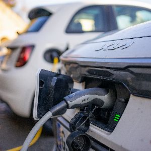 Baisse drastique du bonus pour les voitures électriques : économies confirmées par le gouvernement