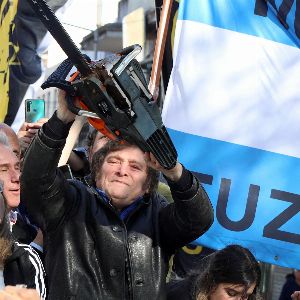 Javier Milei maintient sa politique d'austérité et sa "tronçonneuse" en Argentine jusqu'en 2025