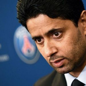 Nasser al-Khelaïfi visé par des banderoles lors du match Bayern Munich-PSG en Ligue des champions