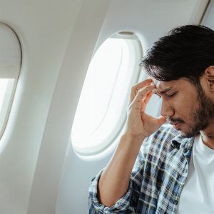 Polémique à bord : un voyageur refuse d'échanger sa place avec une mère et son fils dans l'avion