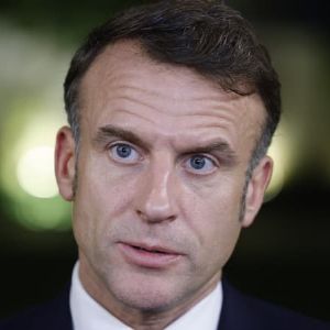 Qui réclame la démission d'Emmanuel Macron?