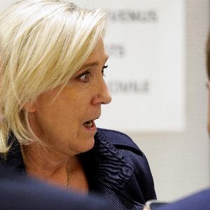 "Stratégie risquée de Marine Le Pen face à la justice : une défense populiste et contestée"