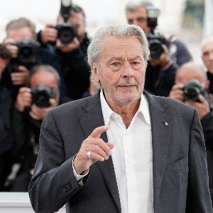 Alain Delon : son fils Anthony répond avec agacement sur la possible bisexualité de l'acteur