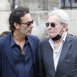 "Anthony Delon clarifie les conflits familiaux après le décès d'Alain Delon"