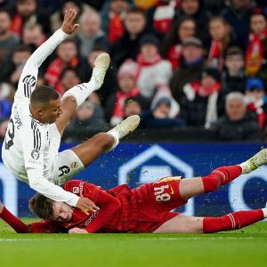 Kylian Mbappé devient un mème après sa chute spectaculaire lors du match contre Liverpool, Booba se moque