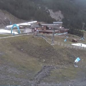 Le domaine skiable majeur des Pyrénées retarde son ouverture faute de neige