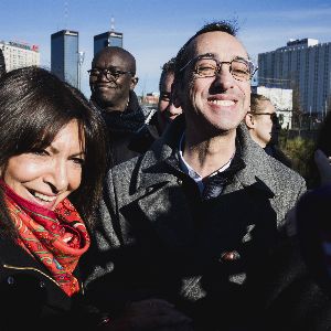 Municipales à Paris : Rémi Féraud en campagne entre lapsus, affichage avec Hidalgo et appel au rassemblement