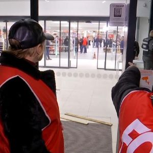 Nouveau magasin Auchan inauguré à Valenciennes en pleine crise sociale