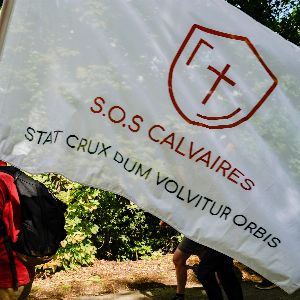 "SOS Calvaires : la fachosphère derrière le mobilier liturgique de la visite du pape en Corse"