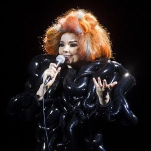 "Björk prête son compte Instagram à des militants écologistes pour interpeller Emmanuel Macron"