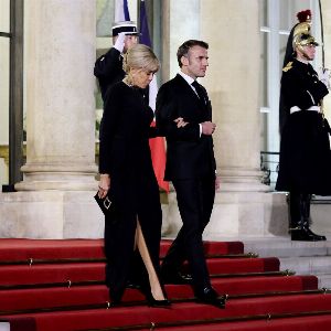 Brigitte Macron rayonne à l’Elysée lors de la réception du couple présidentiel nigérian