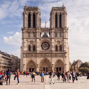 Clara Luciani en tête d’affiche du concert de stars pour la réouverture de Notre-Dame de Paris