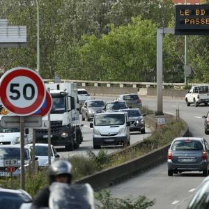 Contestation de l'abaissement de la vitesse à 50km/h sur le périphérique parisien par 500 automobilistes