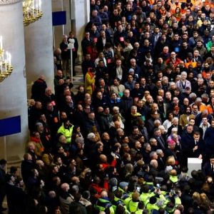 "Emmanuel Macron visite avec émotion la reconstruction de Notre-Dame avant sa réouverture"