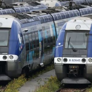 Incident fatal sur la ligne Lyon-Roanne : un homme décède dans sa voiture percutée par un train, perturbation du trafic TER