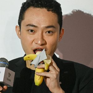 Justin Sun déguste la fameuse banane artistique achetée à 6 millions d’euros