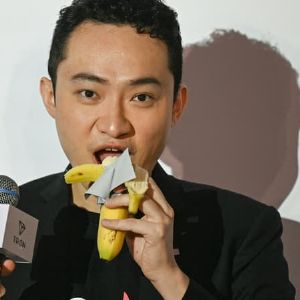 Justin Sun : l'entrepreneur crypto qui a dépensé 6,2 millions pour manger une banane