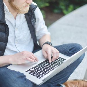 Le tollé provoqué par la réaction virulente de la responsable des conseils en ligne face à un internaute qui confie ses soucis