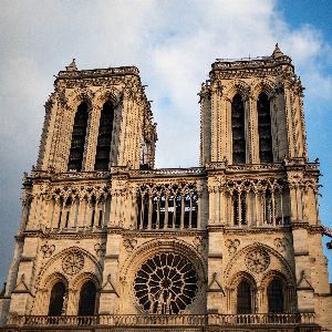 Les secrets des symboles laissés par les ouvriers de Notre-Dame de Paris révélés par un historien