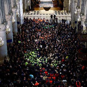 Macron visite Notre-Dame, Barnier soutenu à Limoges, situation critique en Syrie : les faits marquants du 29 novembre